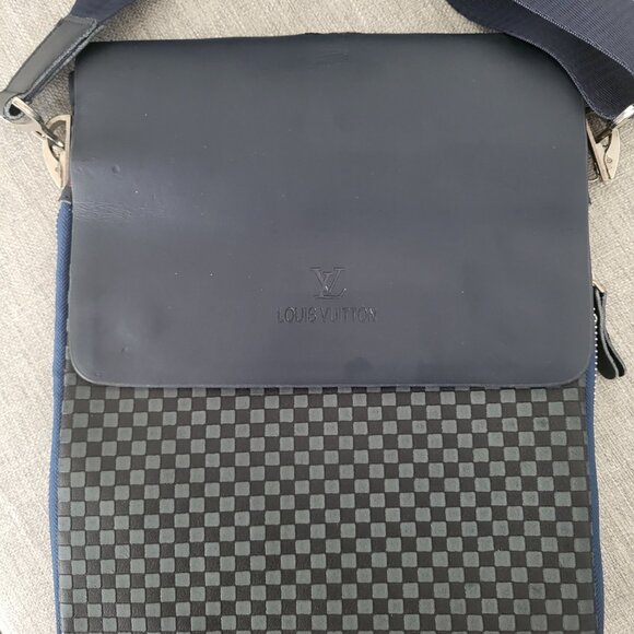 Louis Vuitton - Picture 2 of 8